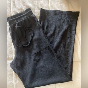 Womens wide legged pants size medium. Black.